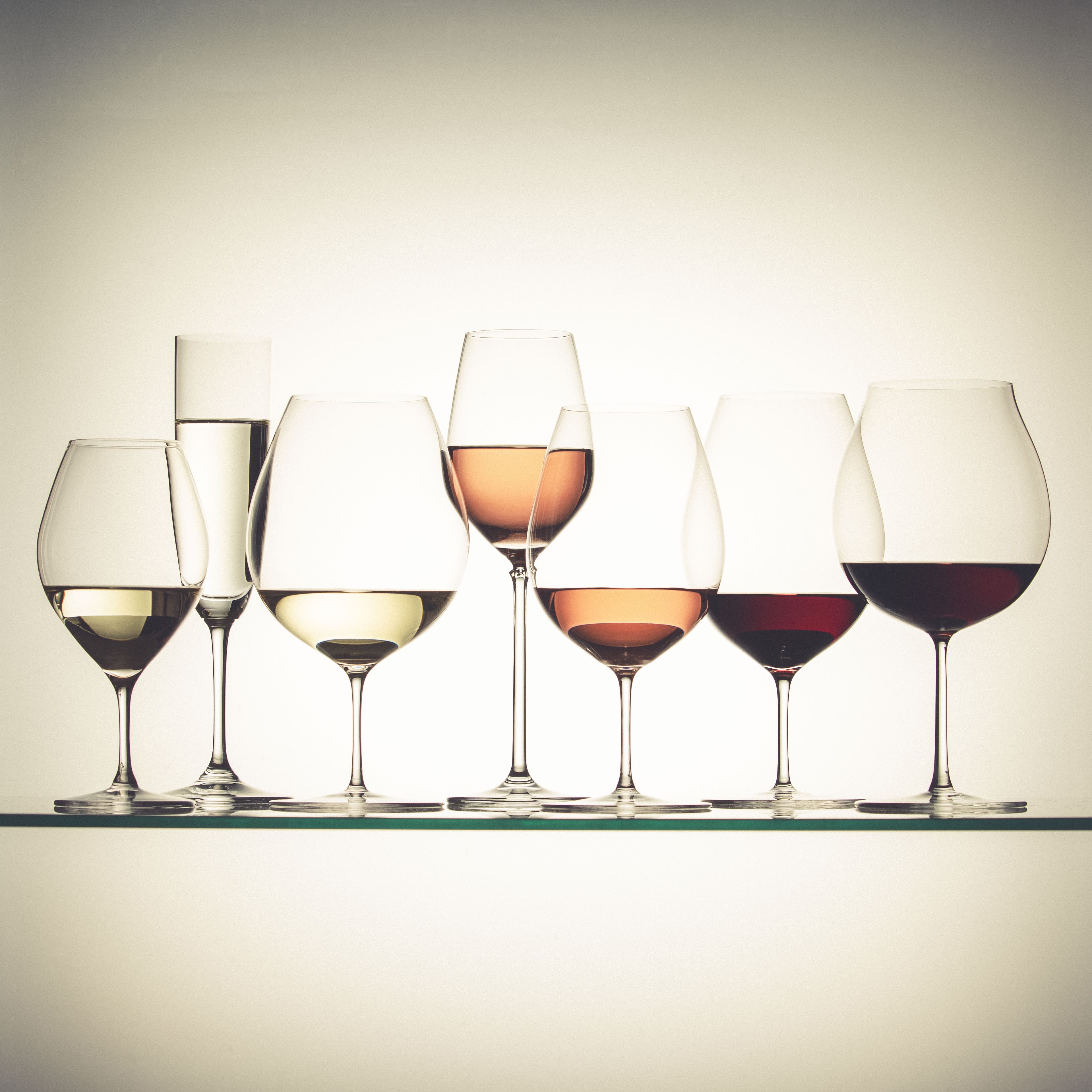 スパークリングワイン、白ワイン、赤ワインにも。頼れる万能ワイングラス。