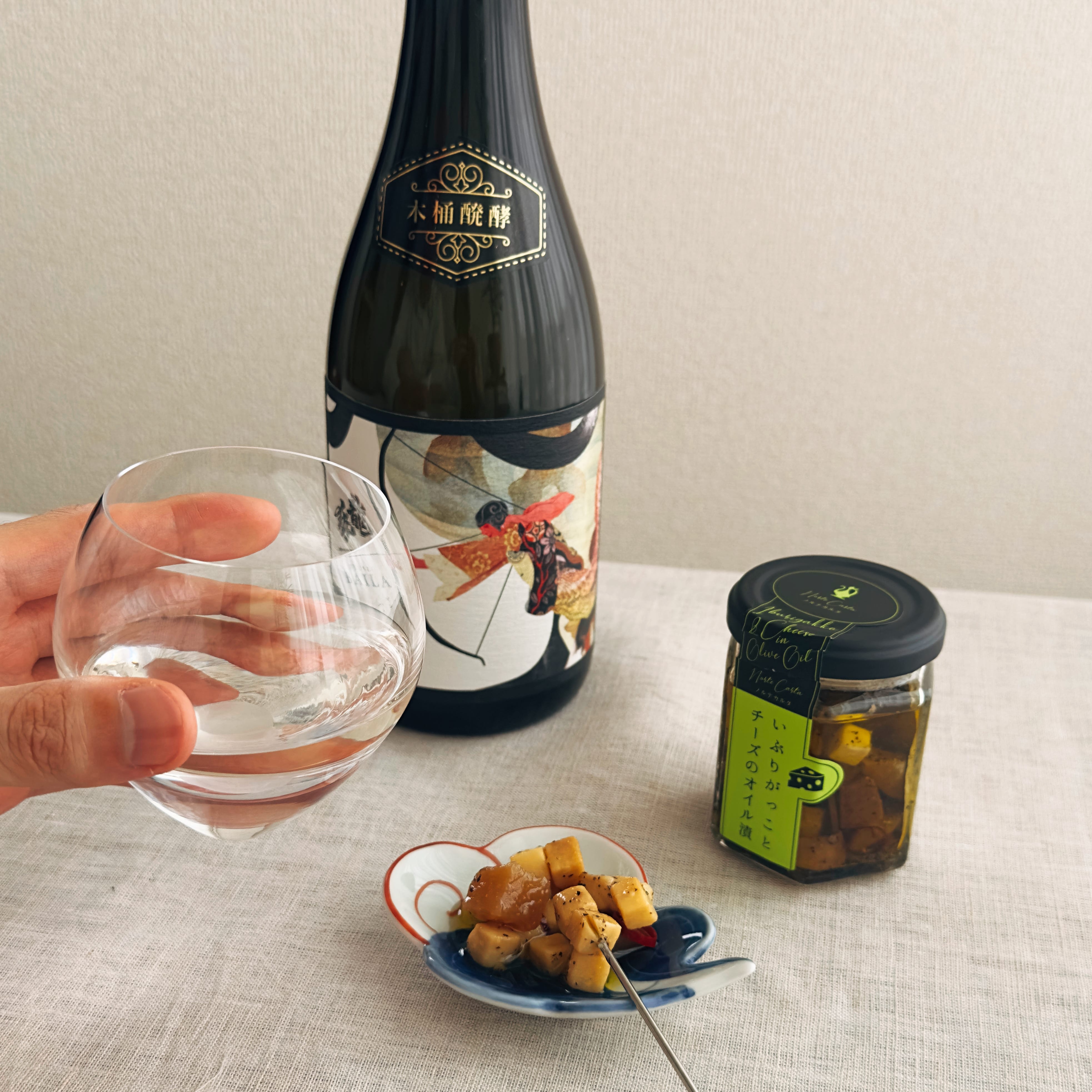 いぶりがっことチーズのオイル漬けと日本酒
