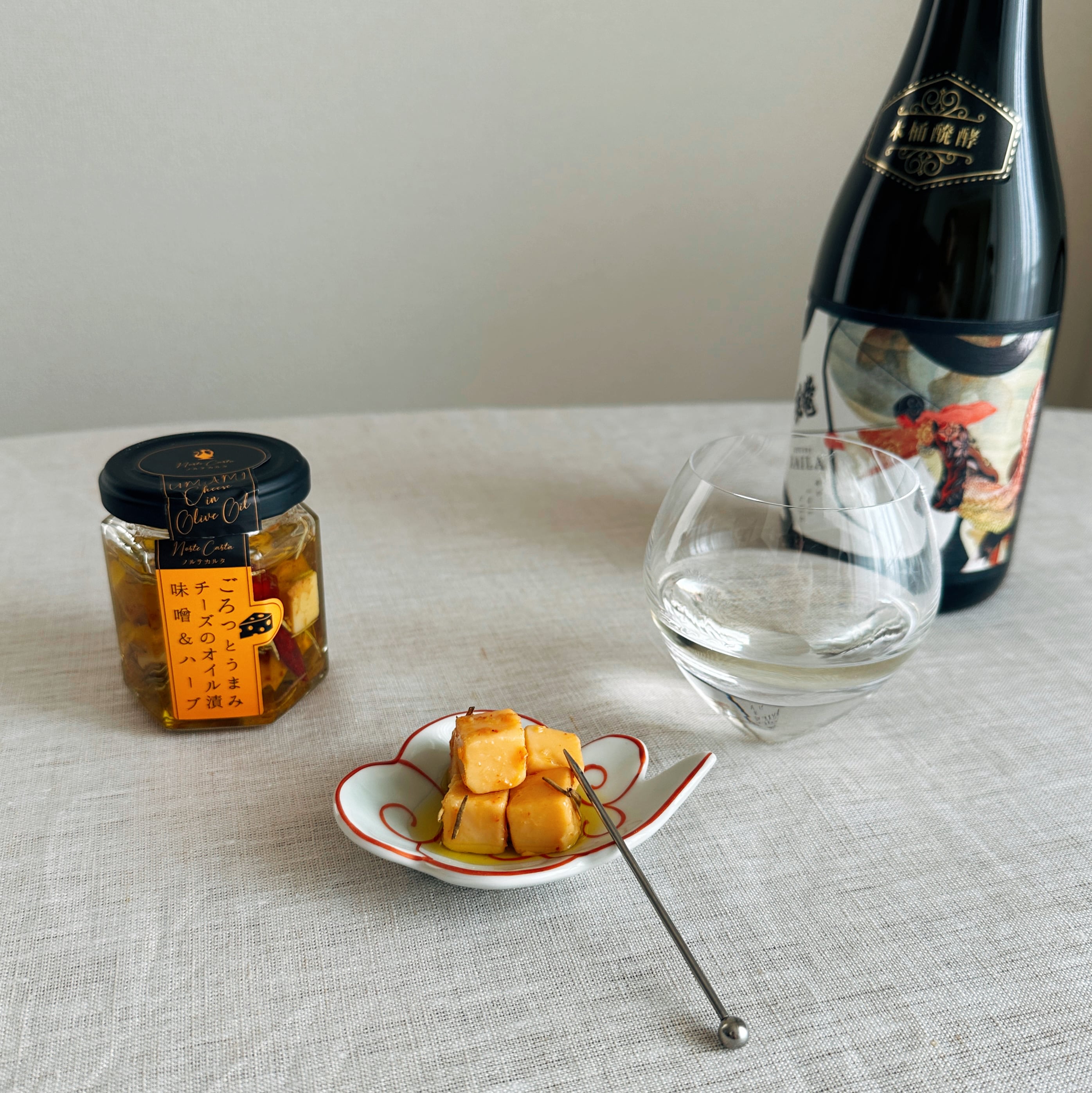 いぶりがっことチーズのオイル漬け（味噌＆ハーブ）と日本酒
