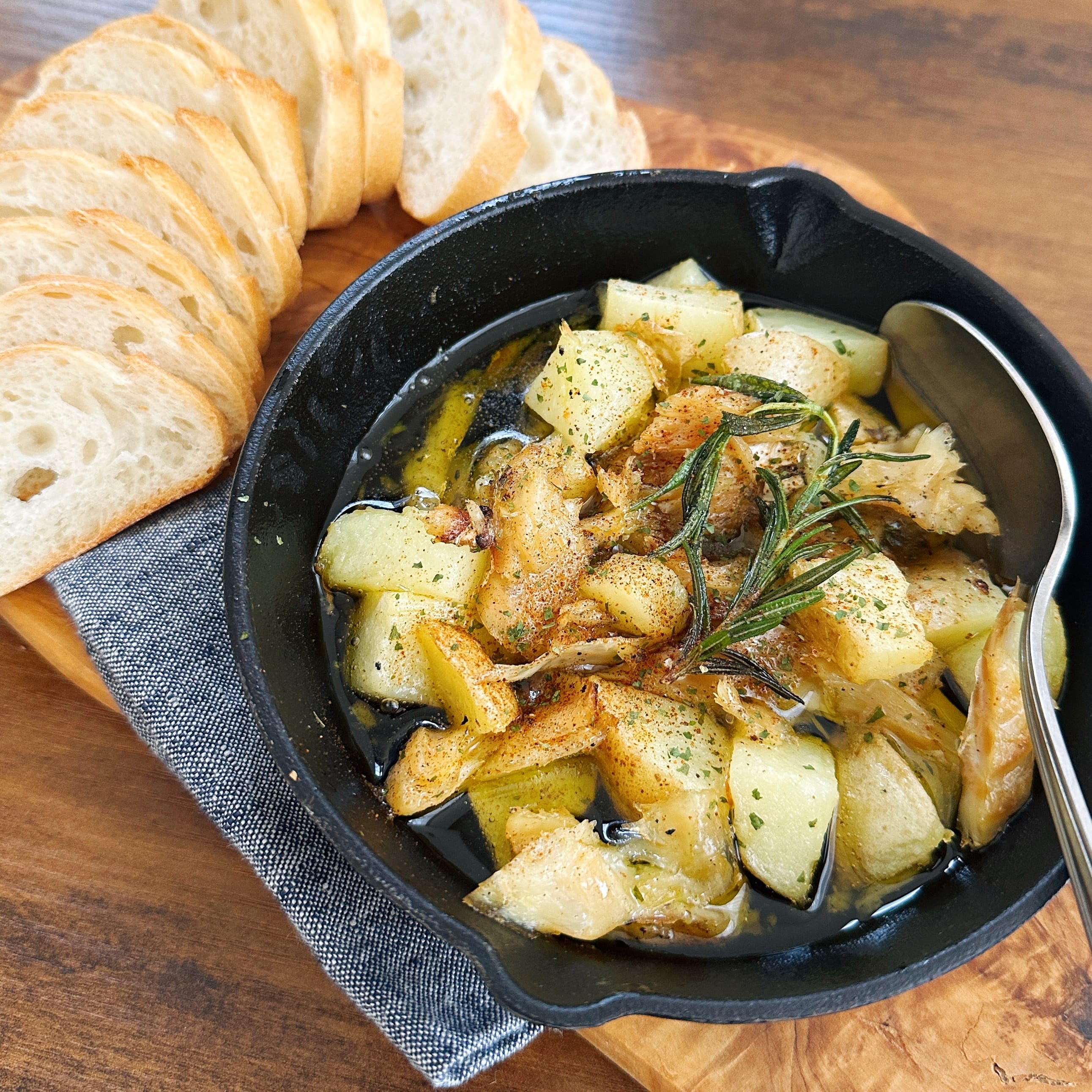 炭火焼きバカリャウ with オリーブオイルとじゃがいものアヒージョ