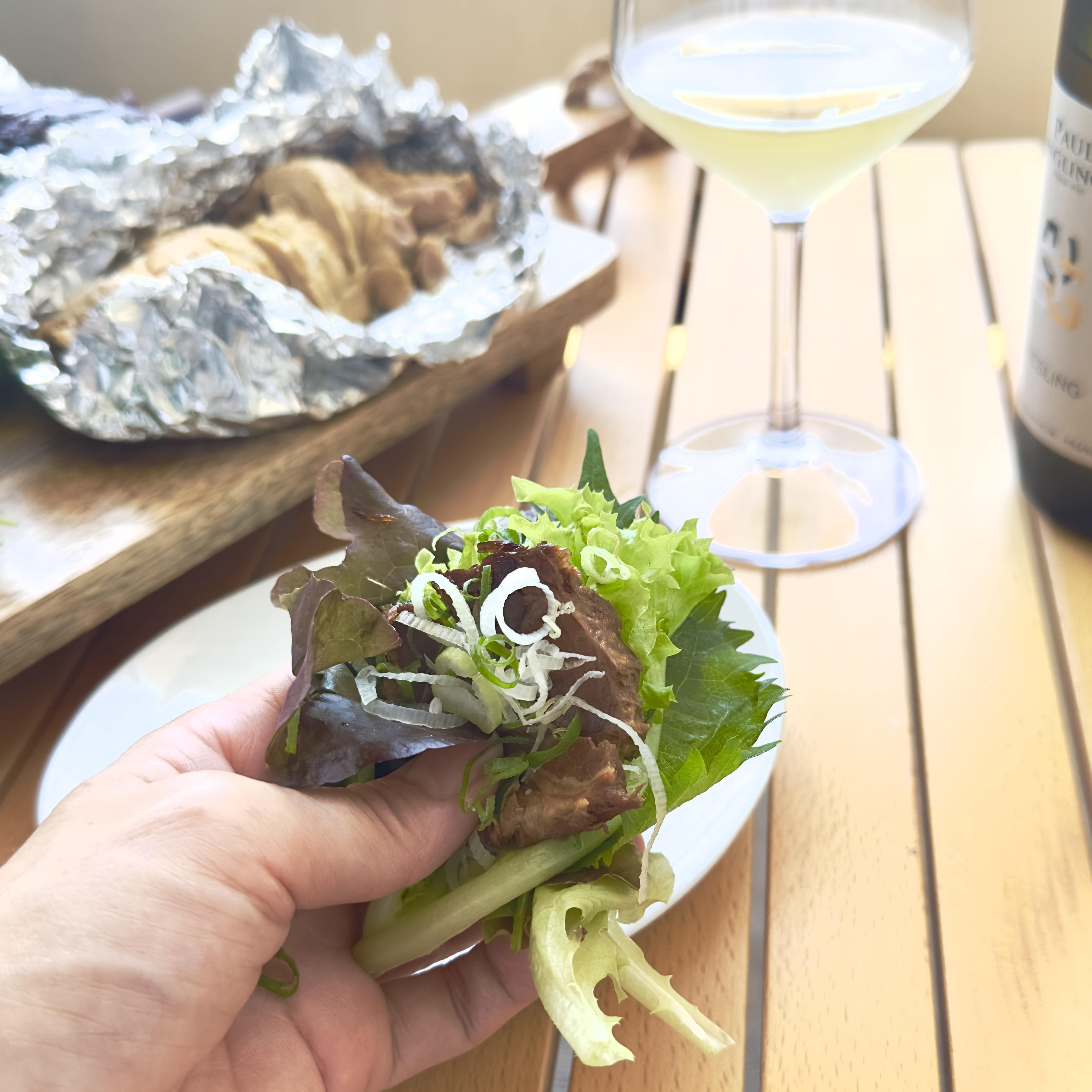 チャーシューのホイル焼きを野菜で巻いて食べる