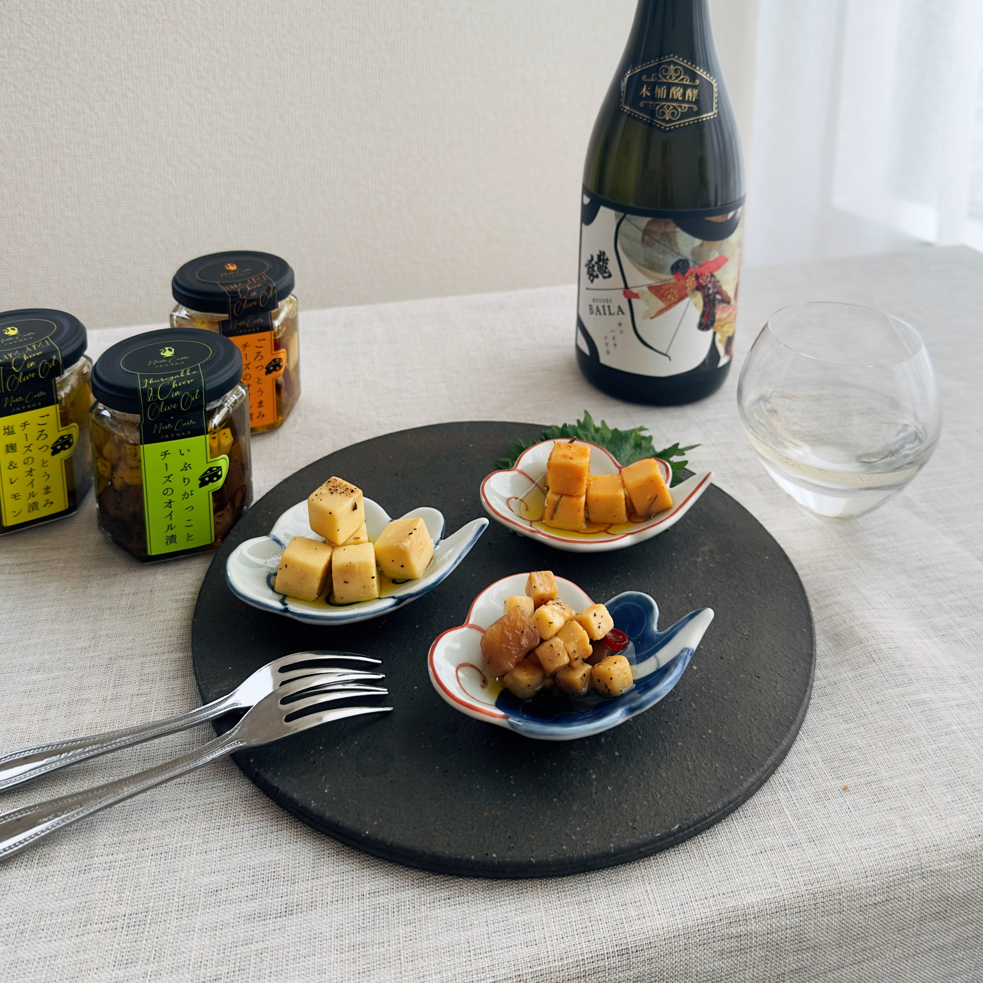 チーズのオイル漬け3種セットと日本酒