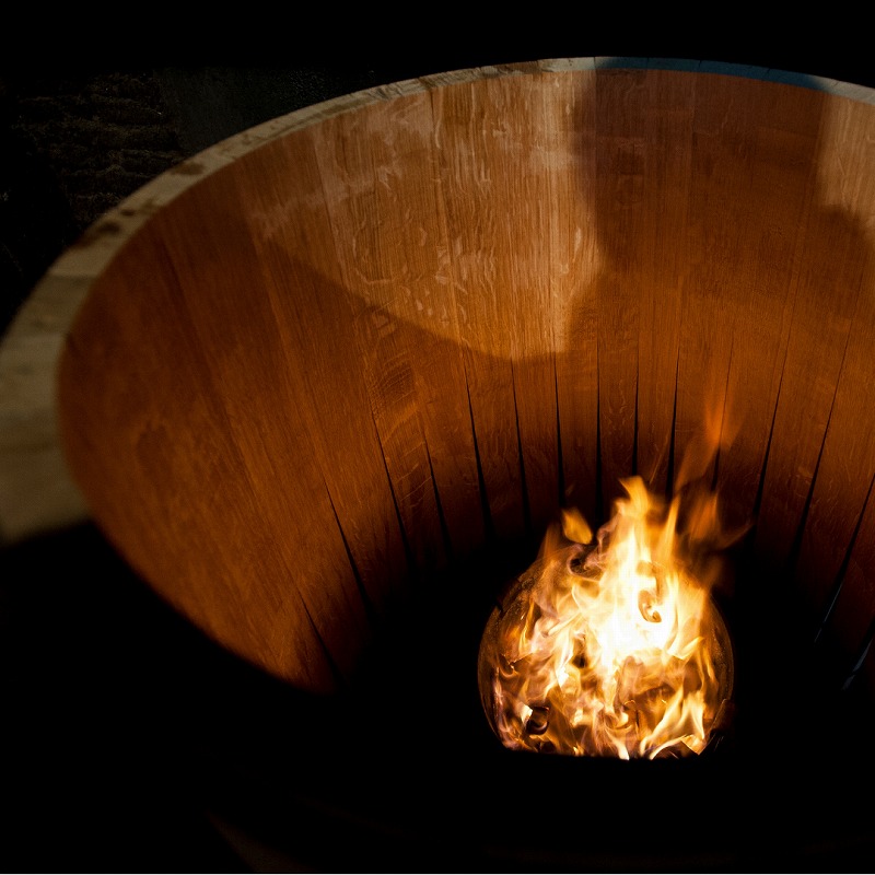 ワイン木樽の内部を直火で焼いている
