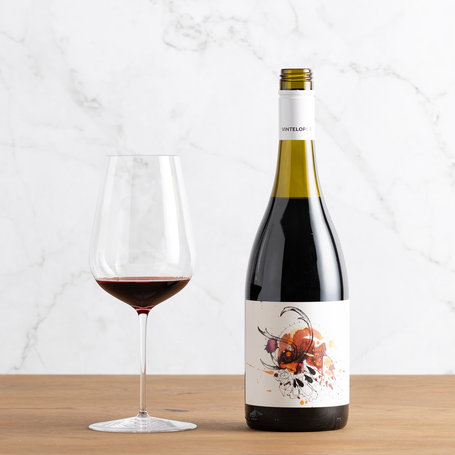 ホワイト･ラベル トウリガ･ナシオナルとワイングラス