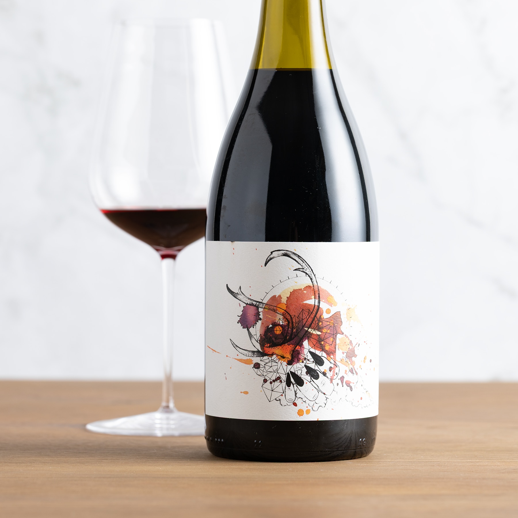 ホワイト･ラベル トウリガ･ナシオナルとワイングラスのフォーカス