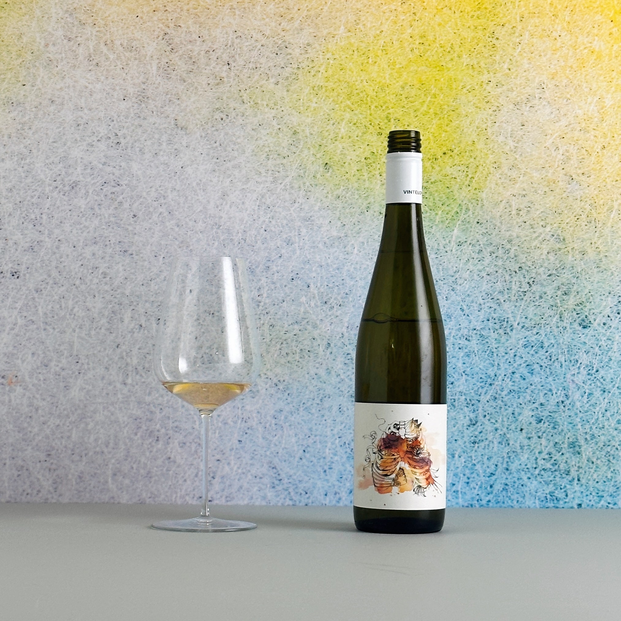 ホワイトラベルピノグリのボトルとグラス